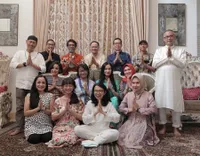 9 Momen Lebaran Iis Dahlia dan Keluarga, Kompak Pakai Busana Seragam - Devano Jadi Sorotan Netizen