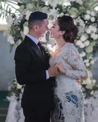 9 Momen Mesra Emma Waroka dengan Suami yang Lebih Muda 18 Tahun, Olahraga - Mandi Bareng