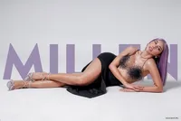 9 Momen Pemotretan Sensual Millen Cyrus Pakai Bikini, Bikin Netizen Salah Fokus: Ngapain Lu Pada Nge-Zoom