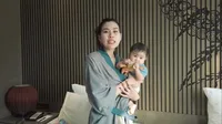 9 Momen Si Kembar Zayn dan Zunaira Pertama Kali Berenang, Sampai Menggigil Kedinginan