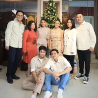 9 Momen Yuni Shara Ikut Rayakan Natal Bersama Mantan Suami, Hubungan Tetap Akur dan Hangat Meski Sudah 13 Tahun Cerai - Panen Pujian