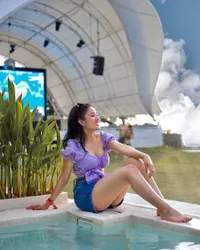 9 OOTD Nindy Saat Liburan ke Jawa - Bali, dari Hot Pants Sampai Gaun Malam