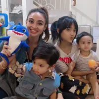 9 Potret Gala Sky Asyik Main dengan Bayi-Bayi Asuhan Crazy Rich Monica Soraya, Nggemesin Banget!