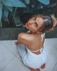 9 Pose Hot Valerie Thomas Pakai Gaun Backless, Pamer Body Goals & Pancarkan Pesona Kecantikan Eksotis