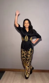 9 Potret Yura Yunita Tidak Pernah Bosan Berkain Tradisional, Bikin Video Kompilasi Berkain Wrapped 2024