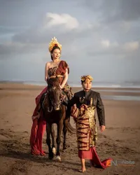 9 Potret Abash Mantan Lucinta Luna Jalani Photoshoot dengan Baju Adat Bali Bareng Pacar, Mendadak Prewed?