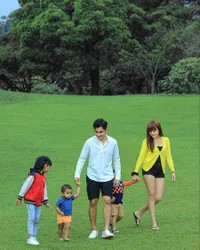 9 Potret Aditya Suryo Bareng Istri dan 3 Anaknya, Disebut Keluarga Awet Muda dan Good Looking