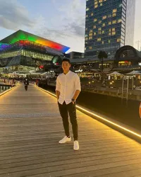 9 Potret Aiden Adik Amanda Rawles yang Ganteng dan Bertubuh Atletis, Jago Surfing Hingga Football