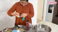 9 Potret Nur Amalia Anak Ussy Sulistiawaty Masak Menu Baru, Cuma Lihat Resep dari Tik Tok