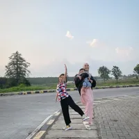 9 Potret Anak-Anak Zaskia Adya Mecca Positif Covid, Pakai APD Lengkap Saat Bertemu - Hanung Bramantyo Hanya Bisa Ngintip Dari Jendela