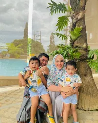 9 Potret Anak Kembar April Jasmine dan Ustaz Solmed, Punya Sifat Berbeda - Tentukan Nama dengan Salat Istikharah