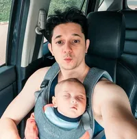 9 Potret Andrew Andika Saat Momong Anak Pertama, Hot Daddy Pamer Otot Kekar - Paras Bule Buah Hati Jadi Sorotan
