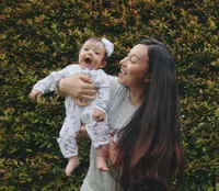 9 Potret Asmirandah Saat Gendong Baby Chloe, Hot Mama Cantik Meski Muncul Tanpa Makeup