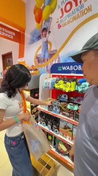 9 Potret Ayah Ayu Ting Ting Belanjain Cucu Mainan, Kocak Malah Tawari Orang-Orang Buat Foto Bareng Anaknya