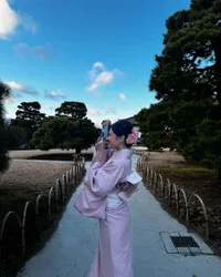 9 Potret Azizah Salsha Cantik Pakai Kimono di Kyoto, Disindir Tak Dampingi Suami Malah Liburan Beda Negara