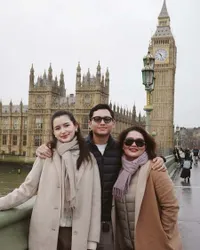 9 Potret Azriel Liburan Bareng Sarah Menzel Dari London Sampai Roma, Ketika Keluarga Besarnya Liburan di Jepang