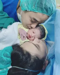 9 Potret Baby Ardashir Anak Aldy Fairuz dan Angbeen Rishi, Bayi Tampan Berhidung Mancung yang Menggemaskan