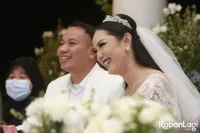 9 Potret Bahagia Kalina Ocktaranny dan Vicky Prasetyo Pamer Cincin Nikah, Gaun Resepsi Bak Putri Curi Perhatian