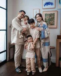 9 Potret Baju Lebaran Keluarga Artis yang Kompak, dari Tampilan Elegan Hingga Glamor