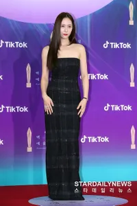 9 Potret Best Dressed Red Carpet 57th Baeksang Arts Awards, Adu Cantik dari Kim So Hyun, Krystal Hingga Suzy