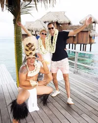 9 Potret Bulan Madu Romantis Paris Hilton di Bora Bora, Pajang Pose Mesra Bareng Suami