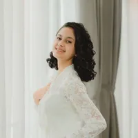 9 Potret Cantik Asila Maisa Anak Ramzi Saat Hadiri Lamaran Lesti, Curi Perhatian dengan Rambut Curly-nya