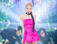 9 Potret Cantik Rose BLACKPINK Tampil Perdana Bawakan Single Debut Solonya 'On The Ground' di Acara Musik, Gorgeous!