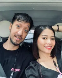 9 Potret Cantiknya Zellika, Istri Thomas Nawilis yang Selama Ini Jarang Tersorot