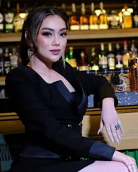 9 Potret Celine Evangelista yang Makin Cantik dan Pesonanya Tak Terbantahkan, Pamer Rahang Tegas dan Dagu Lancip