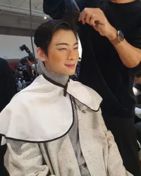 9 Potret Cha Eun Woo Jadi Model di Seoul Fashion Week 2020, Pelaut Ganteng Dengan Freckles Pada Wajah