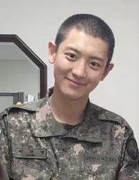 9 Potret Chanyeol EXO Saat Wajib Militer yang Obati Kerinduan Fans, Ganteng Pakai Seragam Tentara - Jadi Bintang Musikal