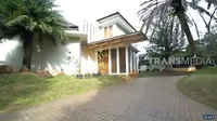 9 Potret Detail Rumah Mewah Vicky Prasetyo dan Kalina Ocktaranny, Pajang Foto Azka Corbuzier - Air Kolam Renang Diambil Dari Segitiga Bermuda