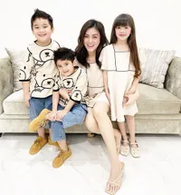 9 Potret Dhena Devanka Sering Posting Foto Bareng 3 Anaknya dengan Kompak dan Serasi, Netizen Pertanyakan Keberadaan Jonathan Frizzy