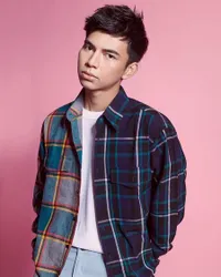 9 Potret Dimas Ahmad yang Makin Ganteng dan Stylish, Pose di Dalam Jet Pribadi - Bareng Supercar