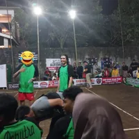 9 Potret Duta Sheila on 7 Ikut Pertandingan Voli di Kampung, Nggak Sombong dan Sok Ngartis - Berbaur Hangat dengan Warga