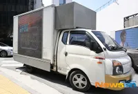 9 Potret Fans Kirim Truk Dukungan untuk Kim Soo Hyun Dekat Lokasi Konferensi Pers Keluarga Kim Sae Ron