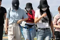 9 Potret Fashion Airport MAMAMOO ke Jakarta, Gaya Kasual Pakai Topi & Masker