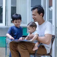 9 Potret Fedi Nuril Momong Anak, Jadi Ayah Idaman - Makin Hangat dan Karismatik Seperti Perannya di Layar Lebar
