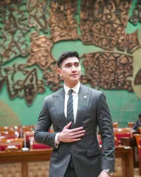 9 Potret Ganteng Verrell Bramasta, 7 Bulan di DPR Buktikan Bukan Cuma Modal Ganteng Tapi Punya Aksi Nyata