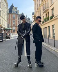 9 Potret Gantengnya Mark GOT7 Saat Hadiri Paris Fashion Week, Curi Perhatian Pakai Outfit Serba Hitam - Sepatu Hak Tinggi