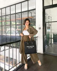 9 Potret Gaya Fashionable Awkarin Tenteng Deretan Tas Branded, Saat Jalan-Jalan Pas Liburan Sampai Sesi Pemotretan