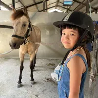 9 Potret Gaya Gempi Berkuda Bareng Sang Bunda, Kaki Terinjak Tunggangan - Netizen Salfok Sebut Gisel Salah Kostum