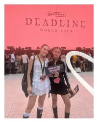 9 Potret Gaya Sederet Seleb Nonton Konser BLACKPINK yang Totalitas