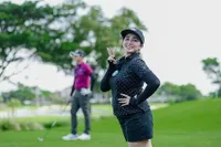 9 Potret Gaya Sporty Ussy Sulistiawaty Saat Olahraga Golf, Ibu 5 Anak yang Tetap Aktif dan Ceria!