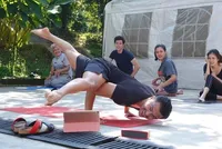 9 Potret Gaya Yoga Anjasmara yang Bikin Melongo, Lakukan Headstand Sempurna dengan Kaki Bersila
