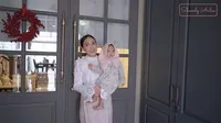 9 Potret Gemasnya Baby Claire Anak Shandy Aulia Kumpul Keluarga di Hari Lebaran, Pakai Kerudung - Lahap Makan Ketupat dan Opor Ayam