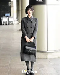 9 Potret Hanni NewJeans di Bandara, Curi Perhatian Pakai Wig Bondol dan Setelan Blazer - Disebut Mirip Karakter Edna Mode