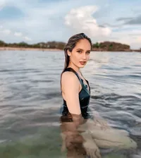 9 Potret Hot Cinta Laura Dalam Balutan Bikini, Pamer Body Goals dan Perut Sixpack