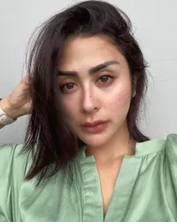 9 Potret Hot Mama Muda Selvi Kitty di Penampilan Barunya, Makin Menawan Dengan Rambut Pendek dan Blonde