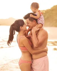 9 Potret Hot Mama Shandy Aulia Saat Asuh Baby Claire, Dari Gendong Hingga Berenang Bareng